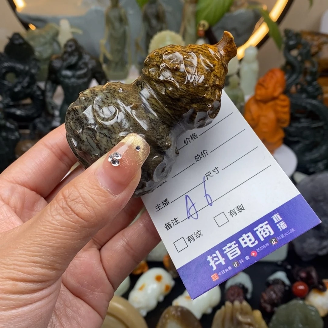 和田玉未镶嵌颈饰上**竹