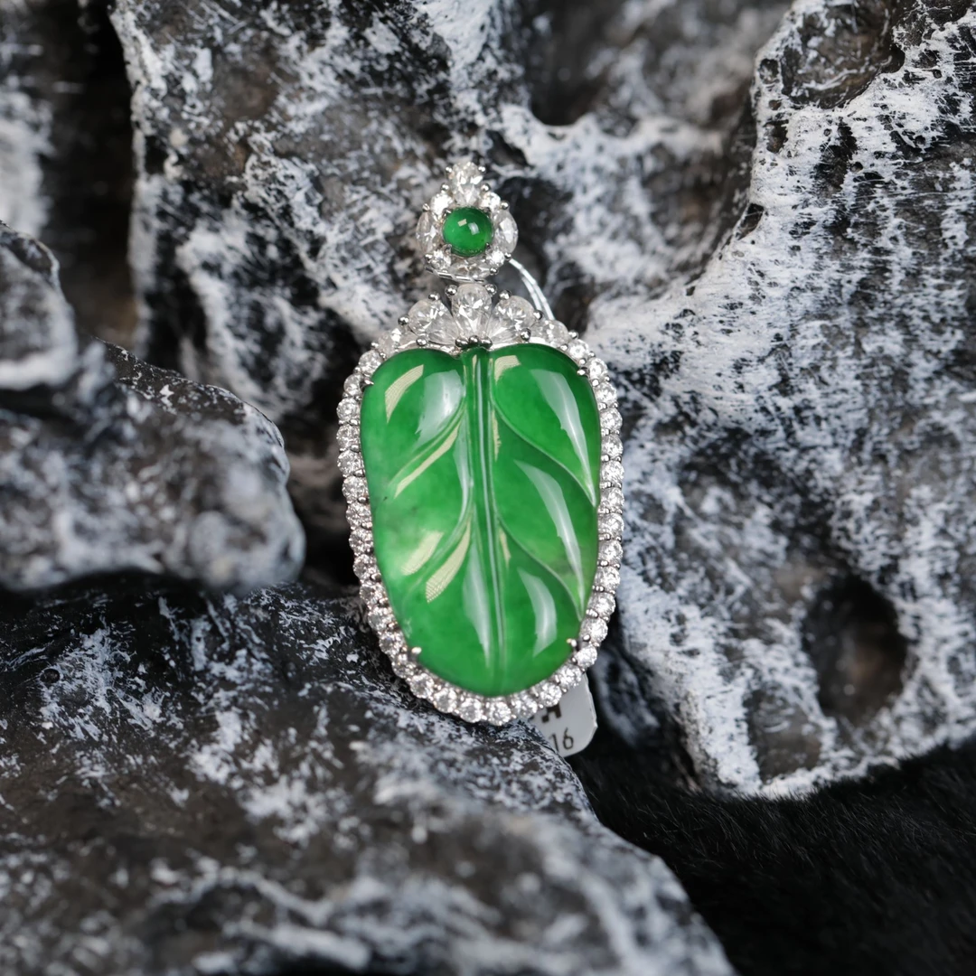 18k真金镶钻镶嵌叶子吊坠天然A货翡翠辣绿高冰时尚百搭