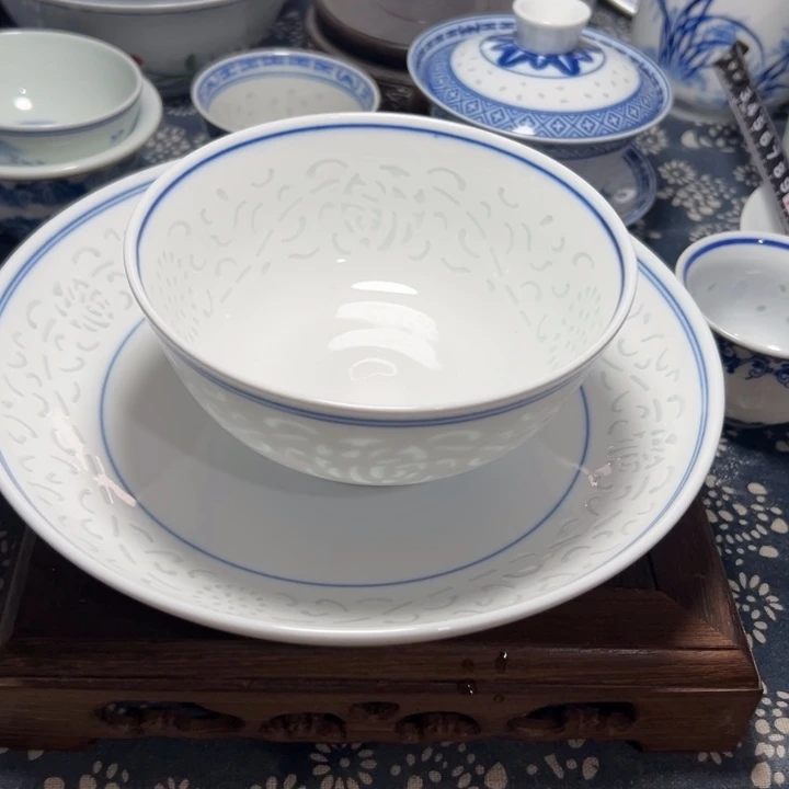 陶素玲珑雕刻一个碗一个盘