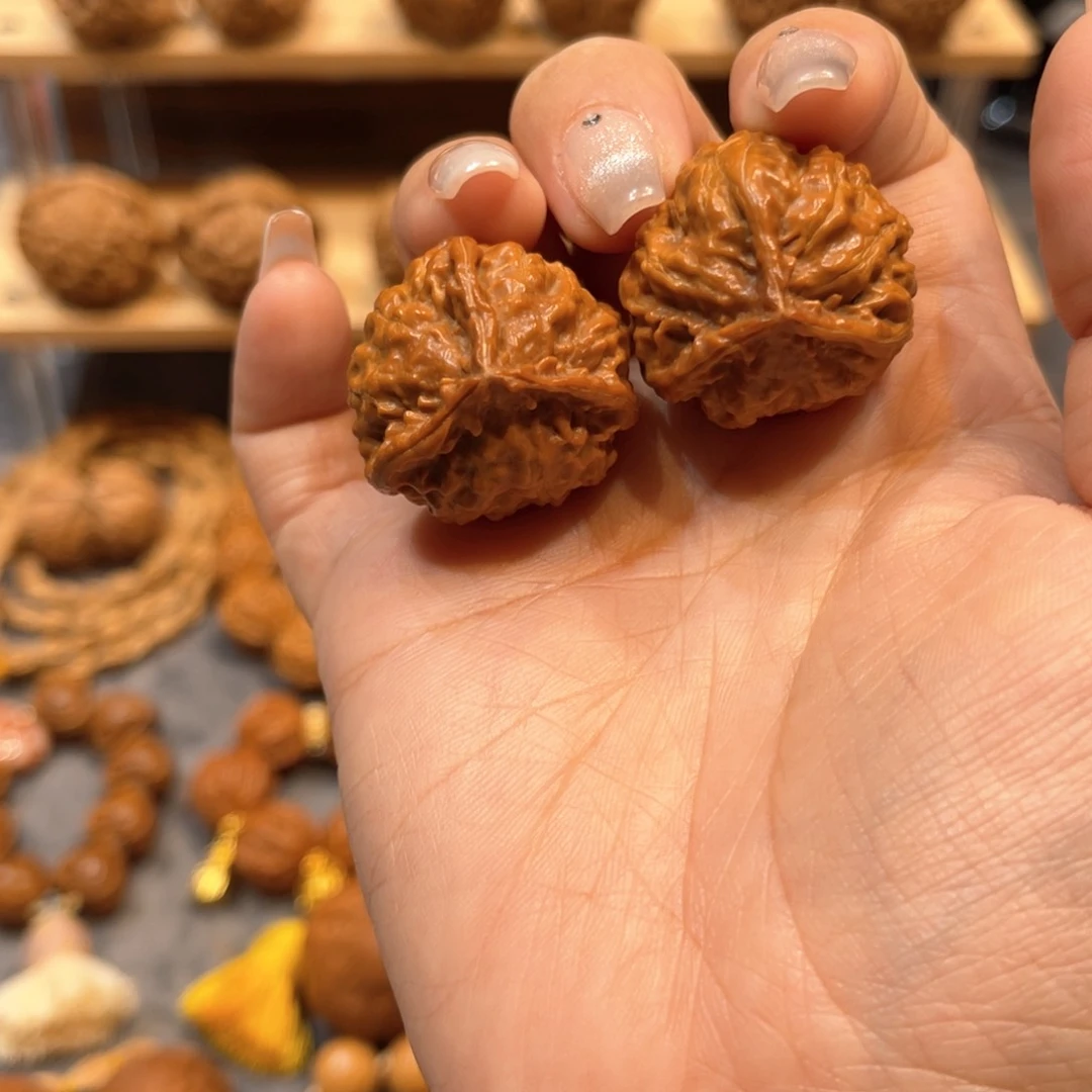 桃核把件三棱手捻