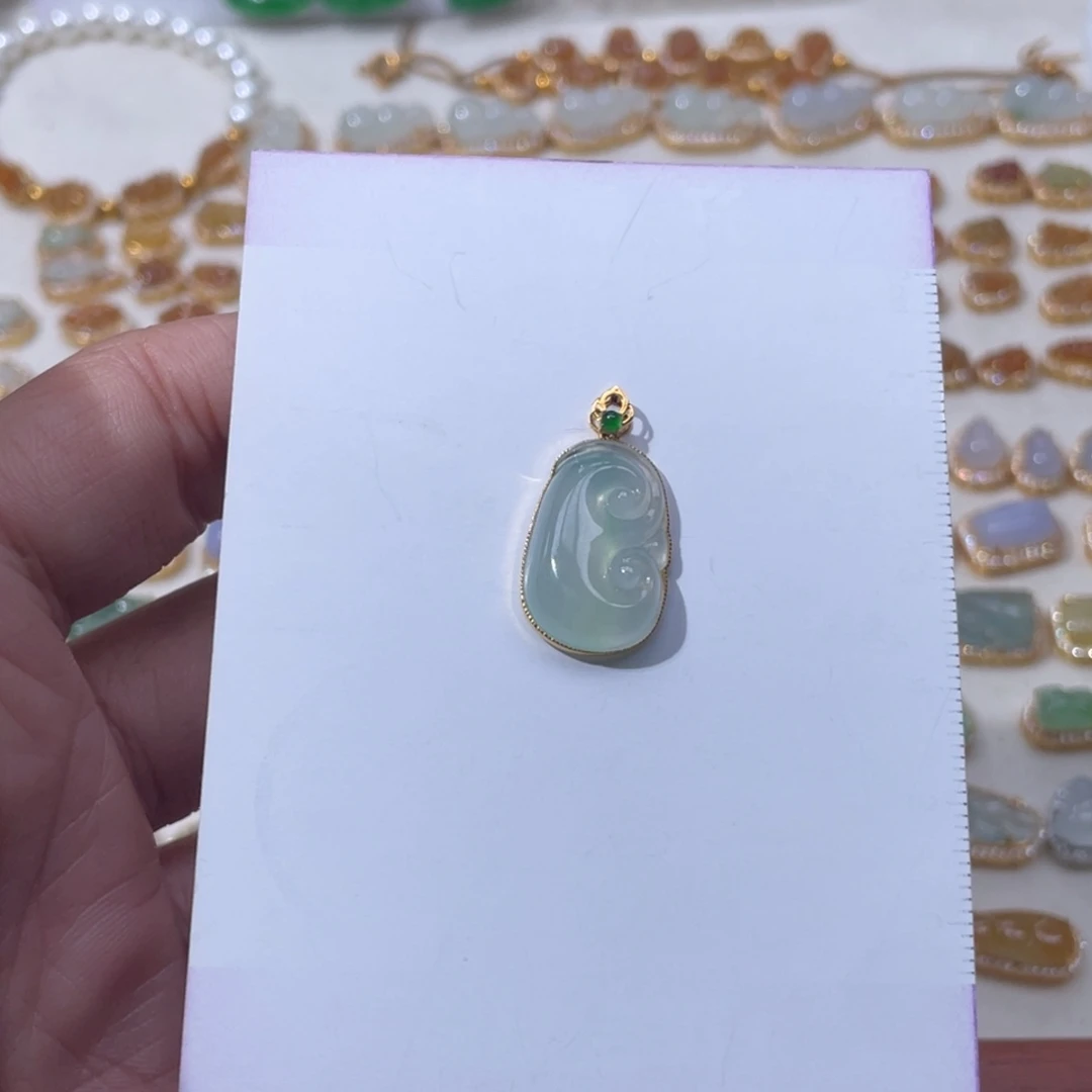 翡翠18K金镶嵌颈饰