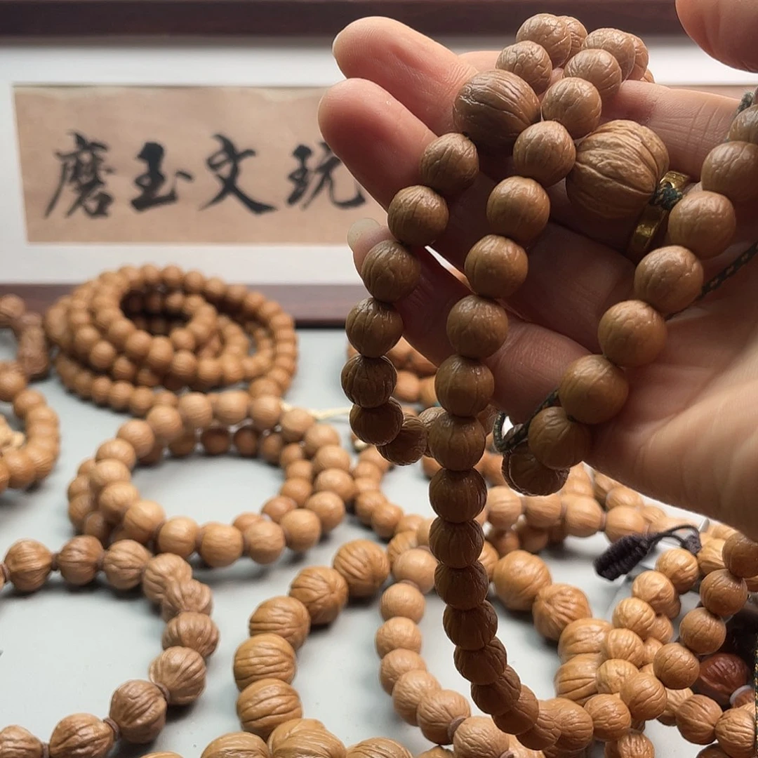 核桃一*老树猴头手持小凤仙