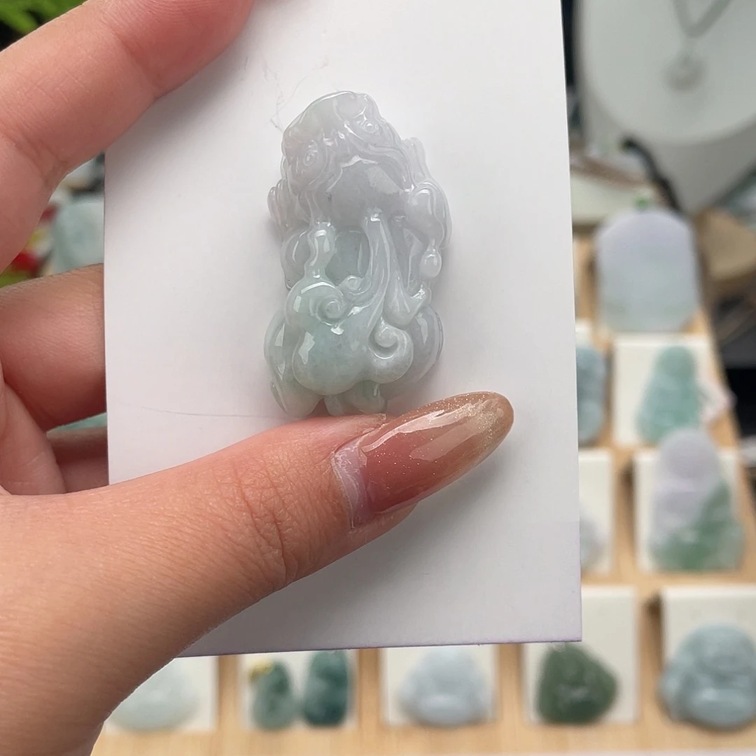 翡翠未镶嵌颈饰貔貅