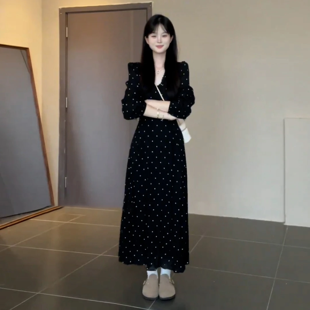 2026新款法式黑色v领波点长袖连衣裙女秋冬季小个子气质收腰长裙