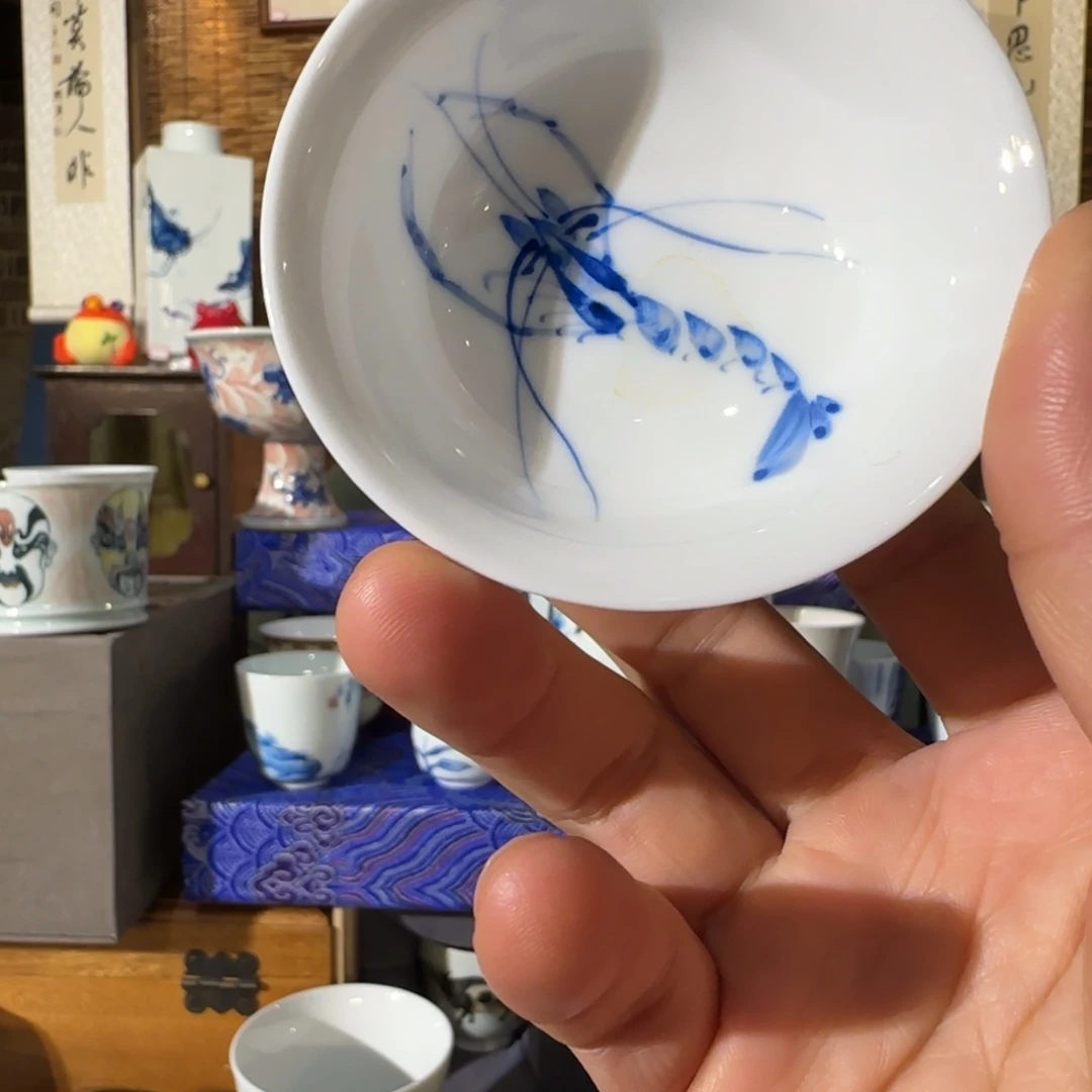 瓷手绘青花虾趣杯