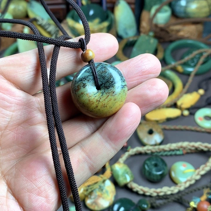 吊坠(赠链)未镶嵌岫岩河磨玉（透闪石质玉）