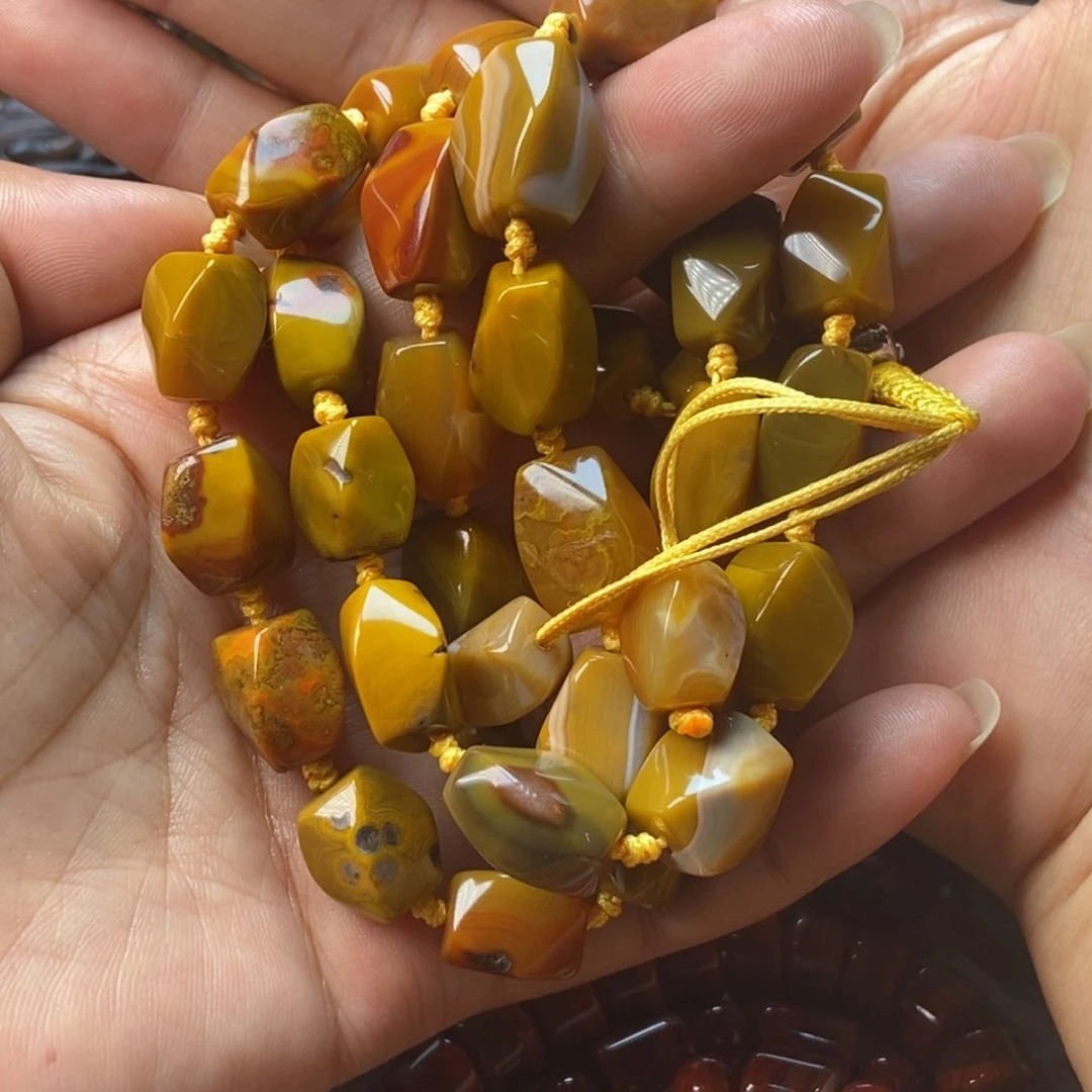 玛瑙/玉髓颈饰未镶嵌月**清战国红