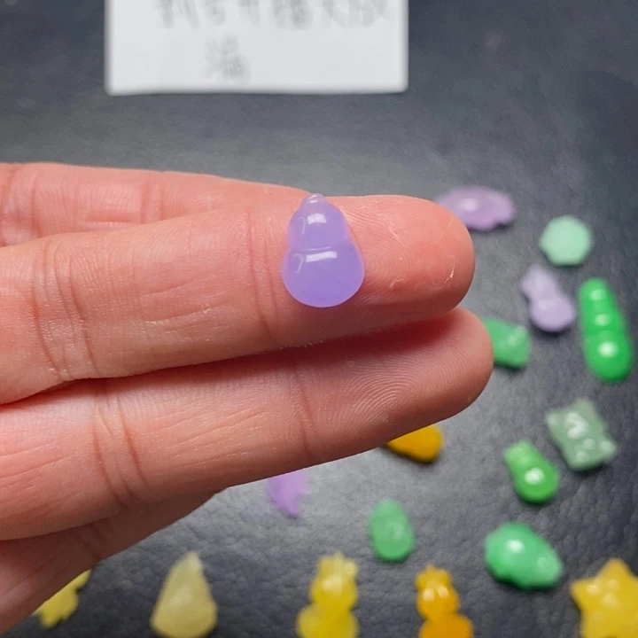 用***5翡翠未镶嵌颈饰挂件