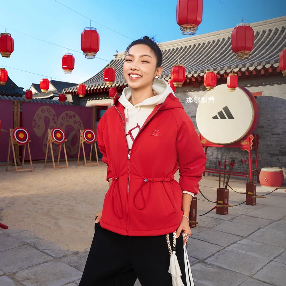 adidas/阿迪达斯 蛇年新年款拒水防泼梭织收腰连帽夹克 JZ1588
