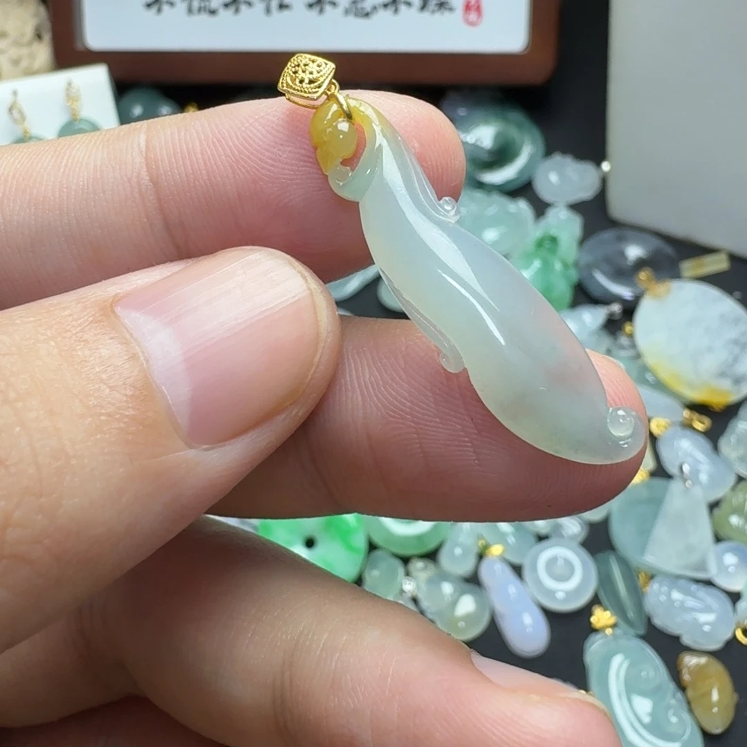 翡翠18K金镶嵌颈饰玉兰