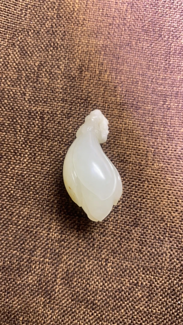 和田玉苏工雕刻玉兰花