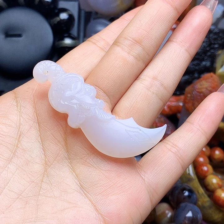 硅化玉未镶嵌吊坠(不含链)玉雕龙刀