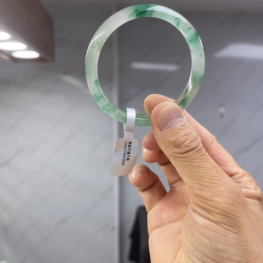 石英质玉手镯未镶嵌?