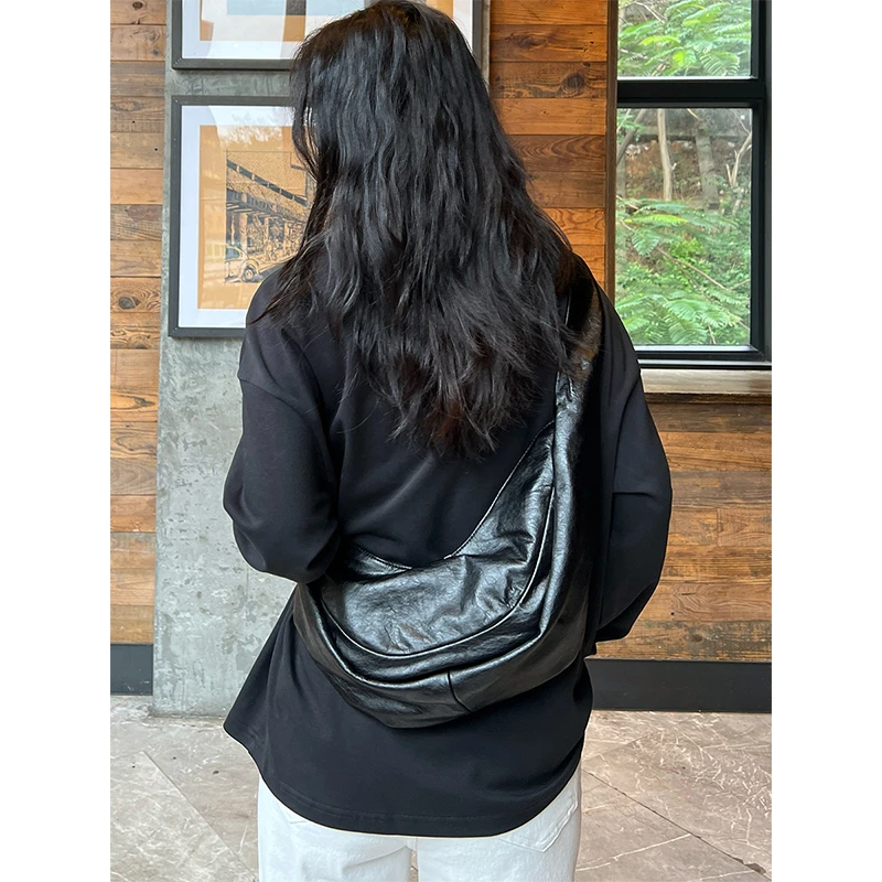 夏日甜酷百搭轻便小众高级牛角包斜挎包通勤单肩饺子包慵懒松弛感