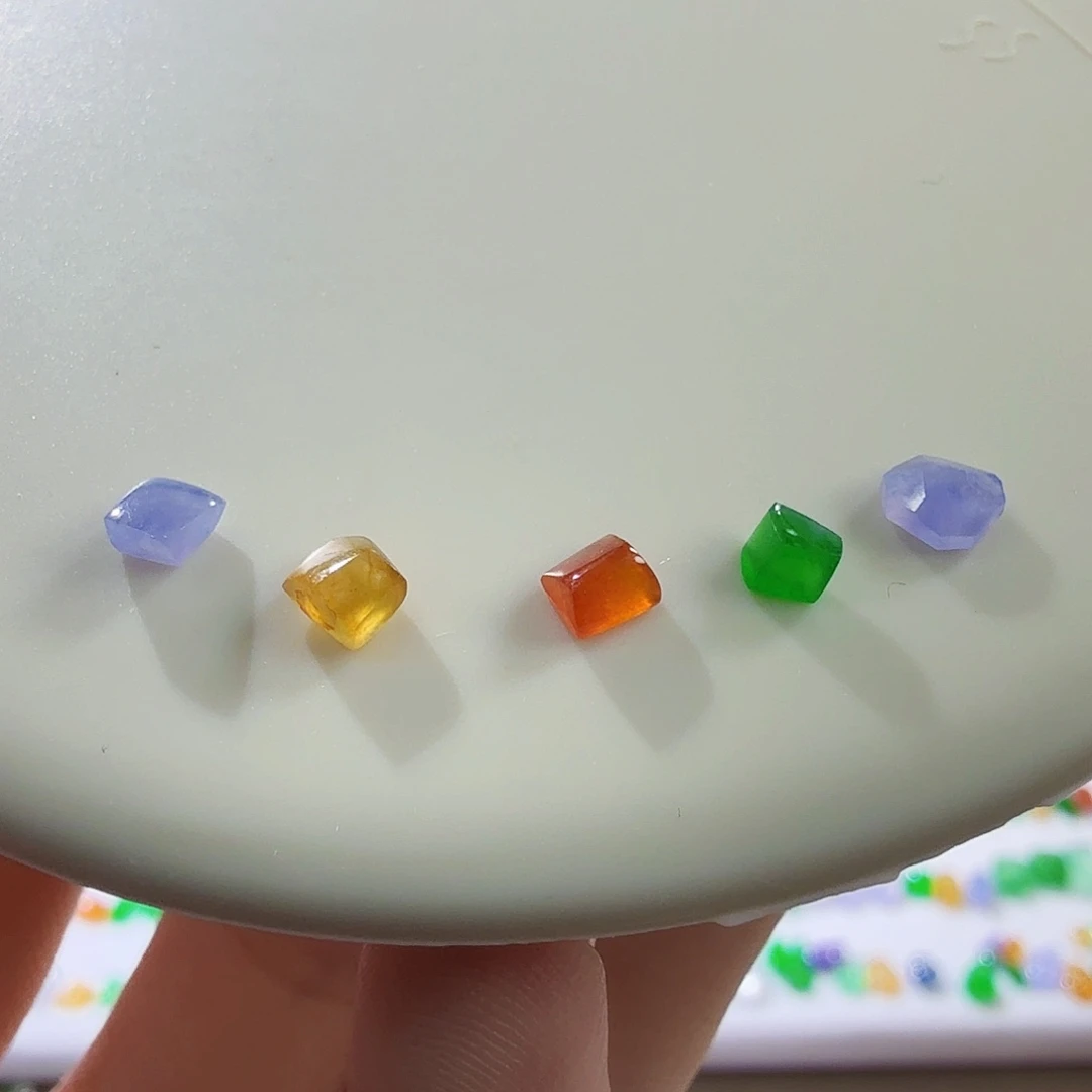 翡翠未镶嵌颈饰一套