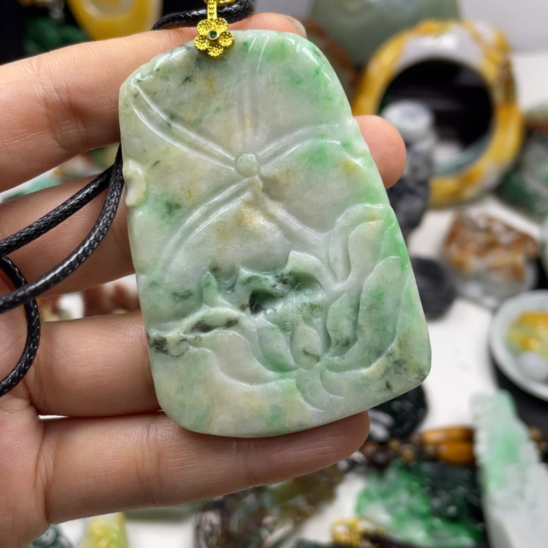 N***n翡翠未镶嵌颈饰牌子