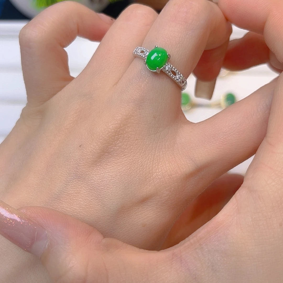 翡翠戒指银S925镶嵌。几。