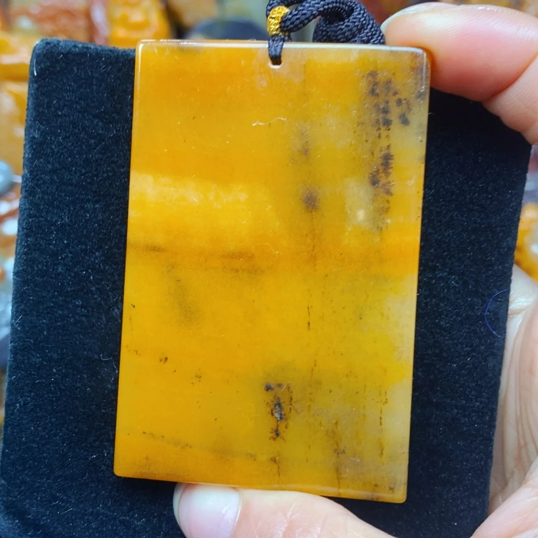 未镶嵌石英质玉（黄龙玉）颈饰