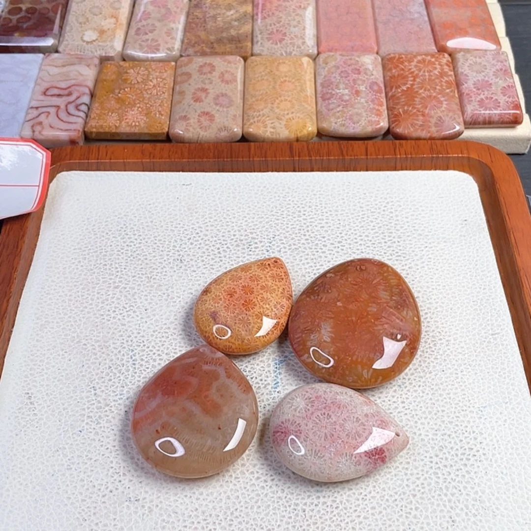 【闪购商品】硅化玉吊坠(赠链)未镶嵌红*