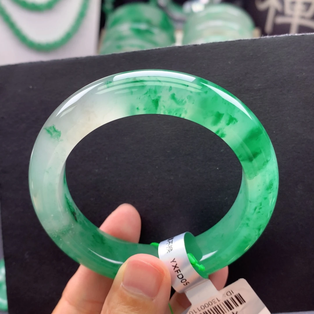 【闪购商品】未镶嵌手镯石英质玉