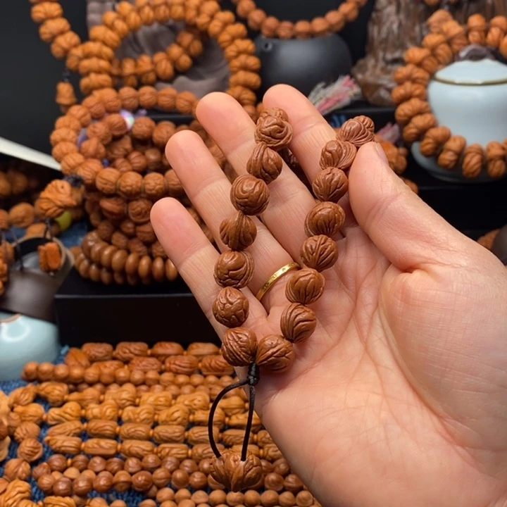 薅羊毛龙纹桃核手串