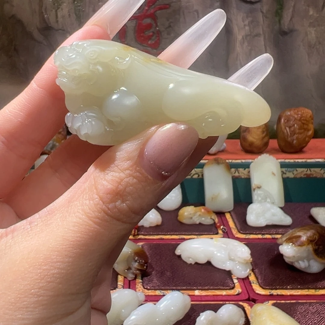鸳***茶和田玉未镶嵌颈饰