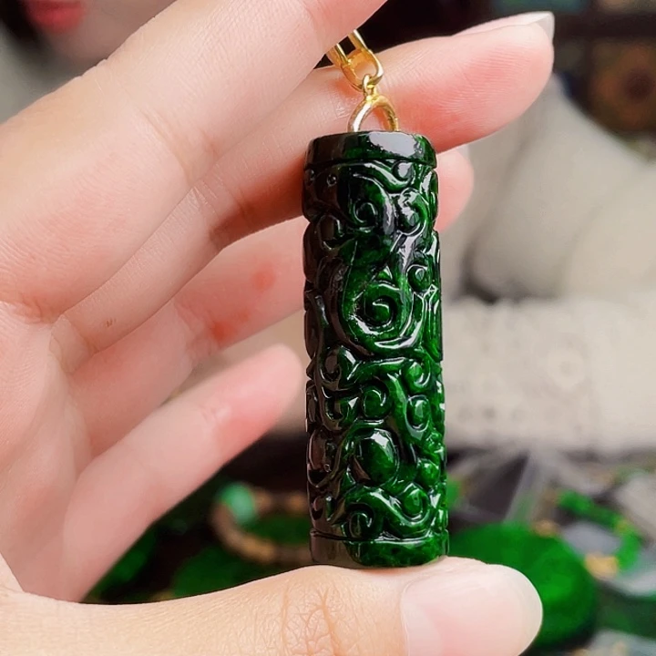 翡翠未镶嵌颈饰多样性