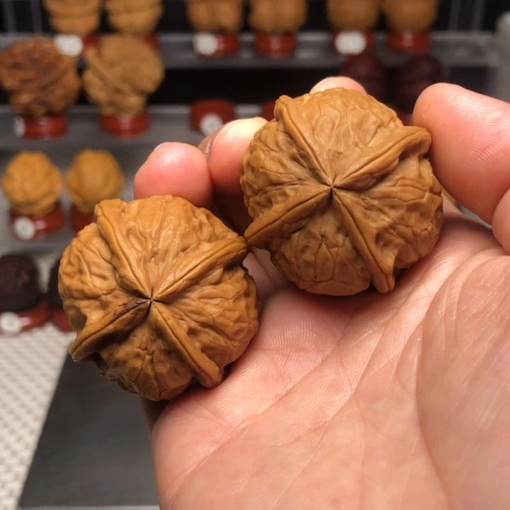 文玩核桃把件29金龙抱玺