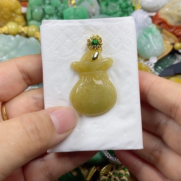 翡翠吊坠(赠链)未镶嵌