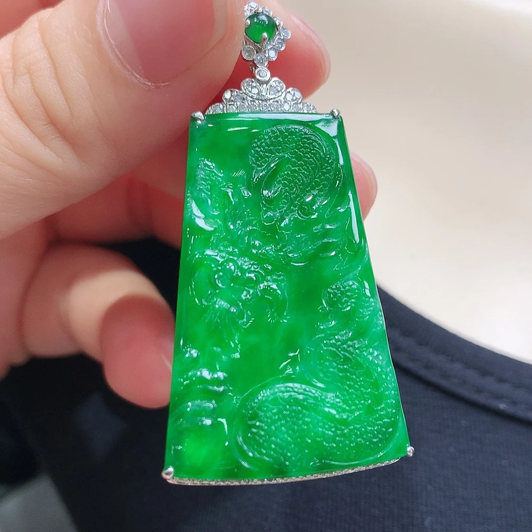 翡翠18K金镶嵌颈饰龙牌