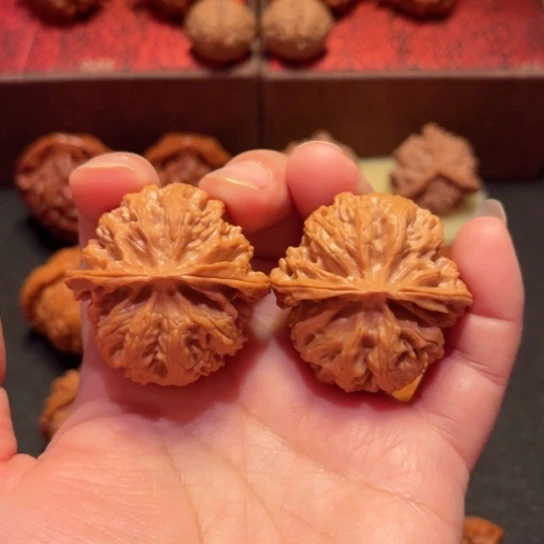 文玩核桃吊坠苹果园