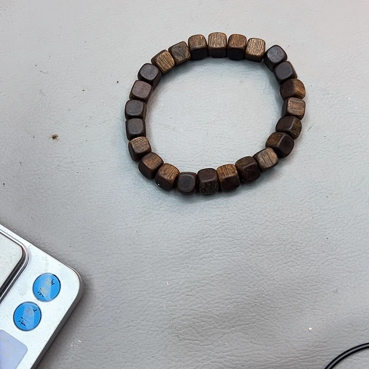 沉香碎屑沉香老白棋08方珠，52克沉水的多样性发一