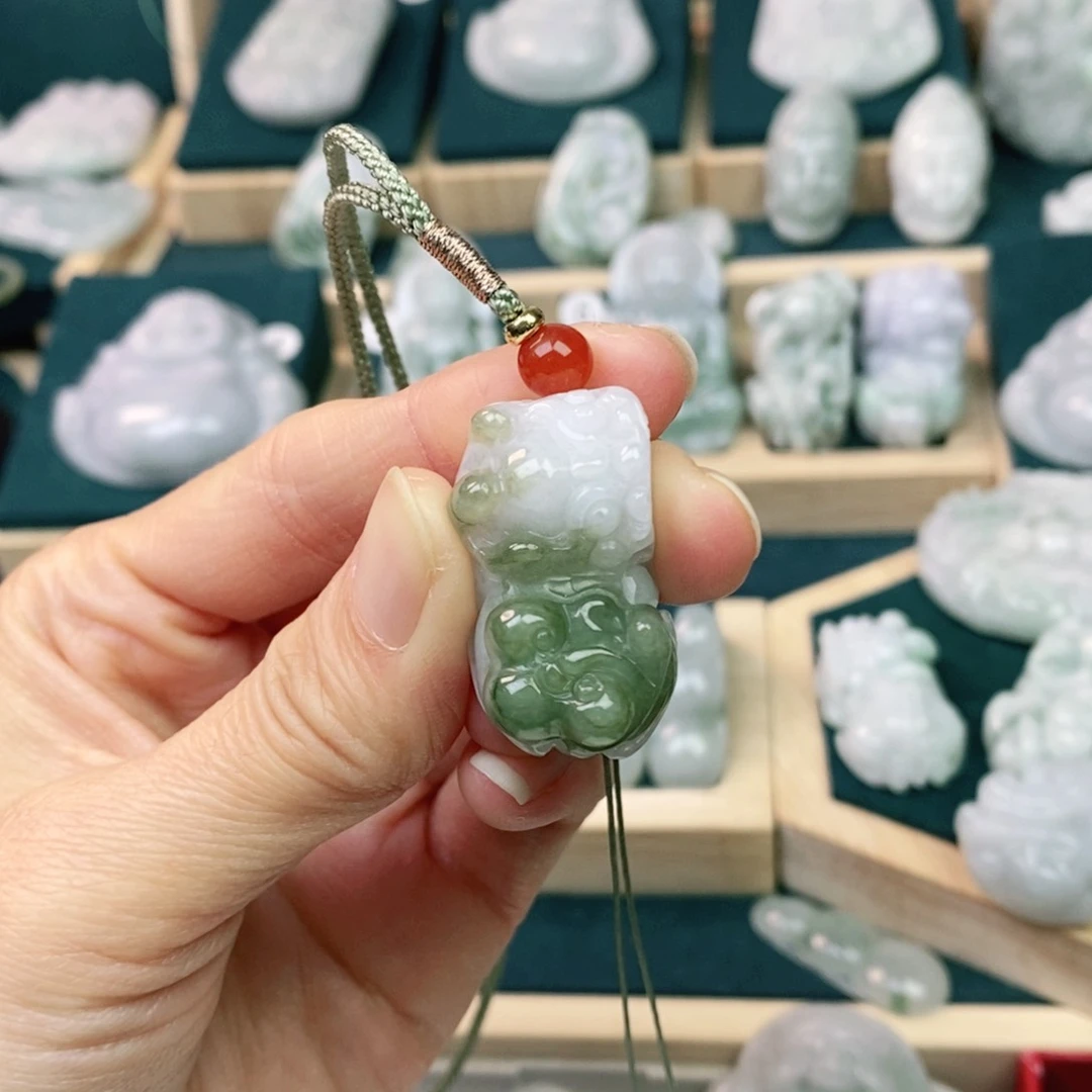 翡翠颈饰未镶嵌紫**尘貔貅