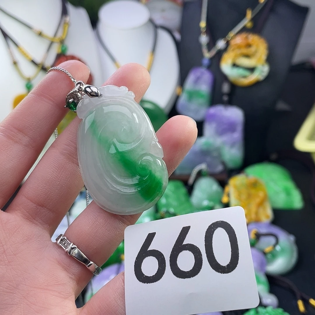 翡翠未镶嵌吊坠(赠链)