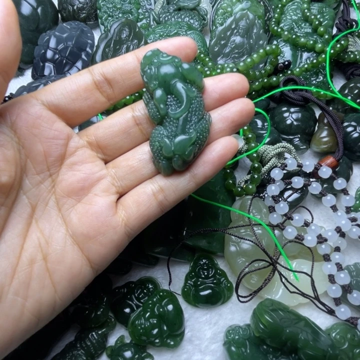 亲***草和田玉未镶嵌颈饰