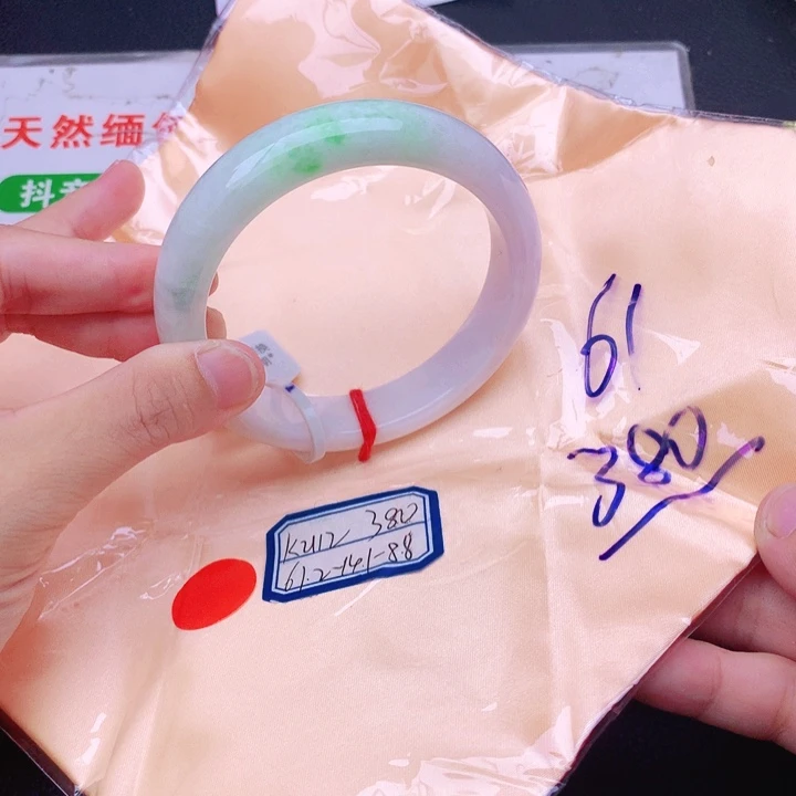 翡翠手镯未镶嵌翡翠