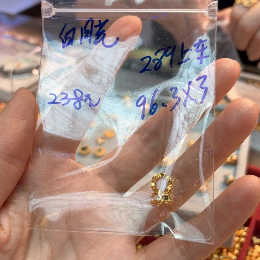 颈饰18K金镶嵌和田玉云****光