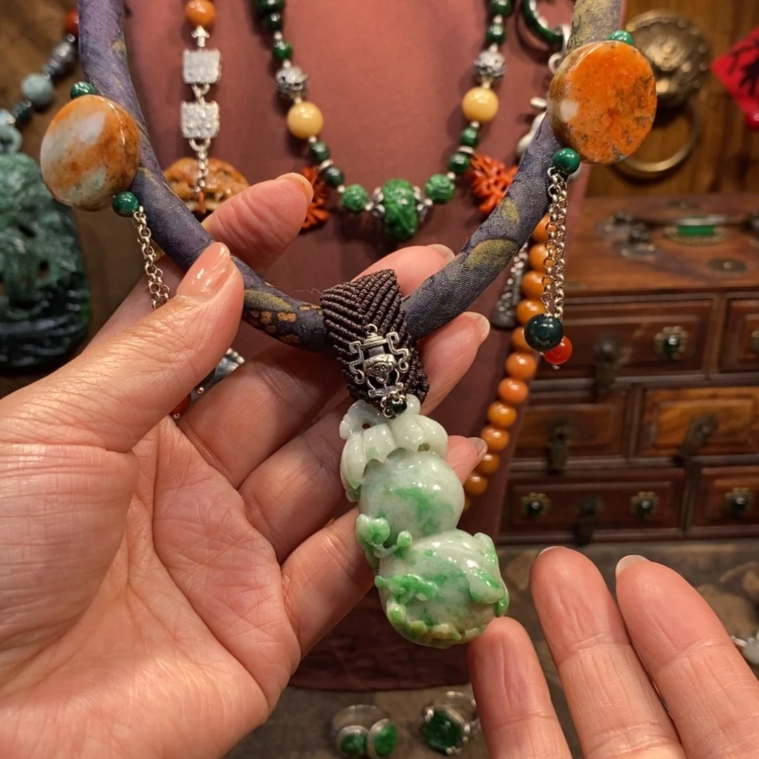 翡翠吊坠(赠链)未镶嵌