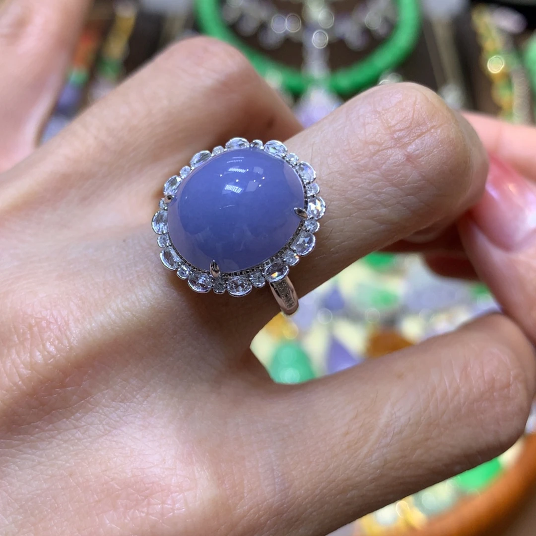 肖***兔翡翠18K金镶嵌颈饰