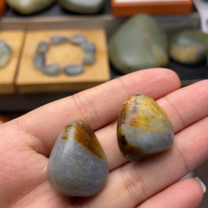 小***足和田玉未镶嵌颈饰23