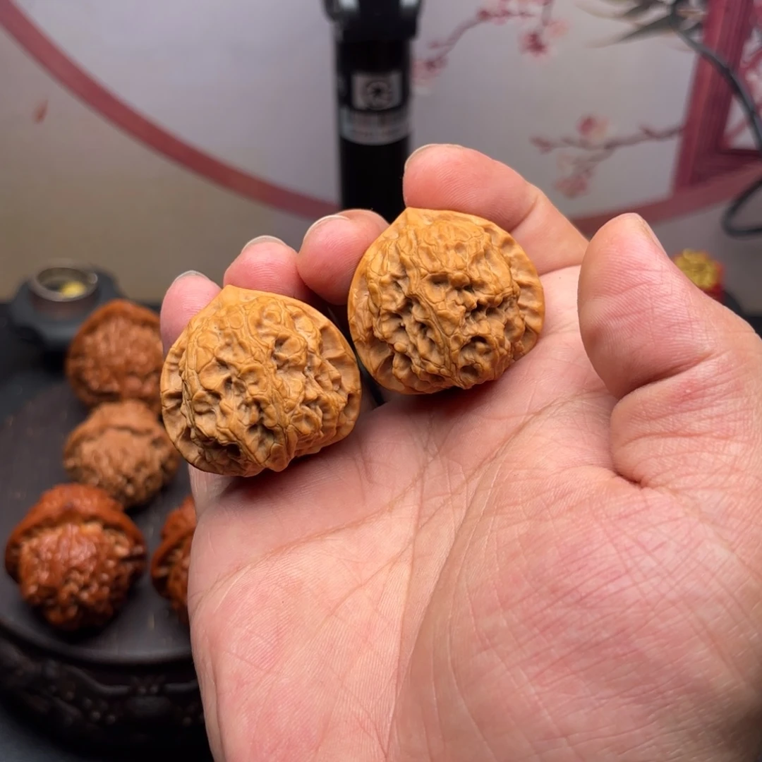 文玩核桃吊坠梨木台