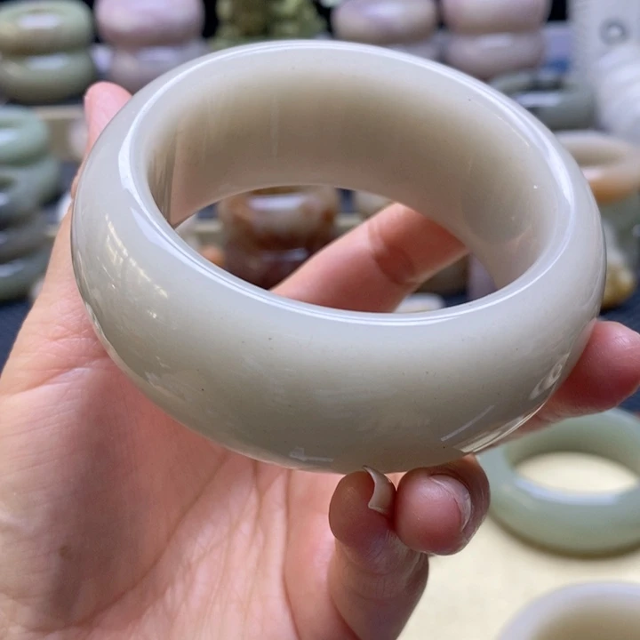 未镶嵌手镯石英岩玉