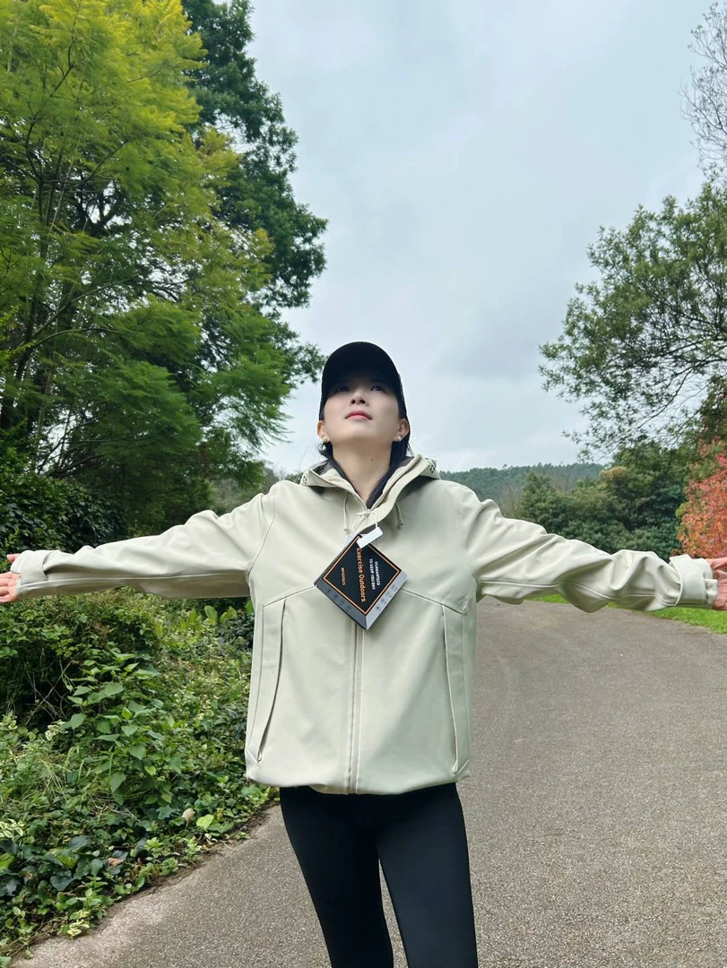 防水冲锋衣全压胶密封加绒保暖磁吸扣登山服连帽男女款风衣外套