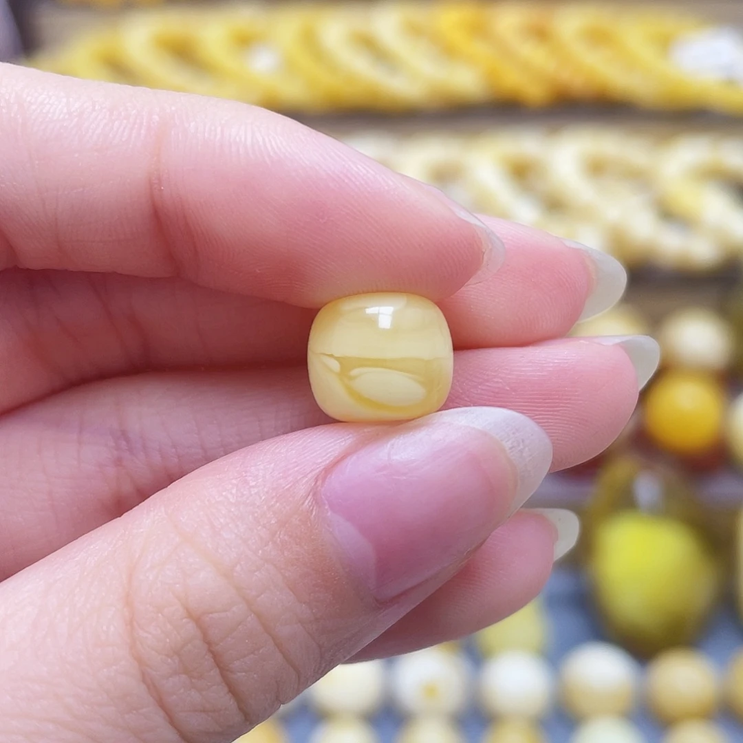 未镶嵌琥珀裸石10.8*9.3mm老型微瑕