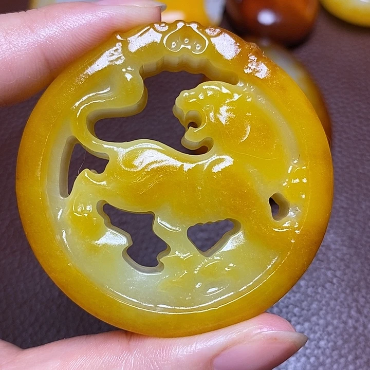 刘***刀和田玉未镶嵌颈饰