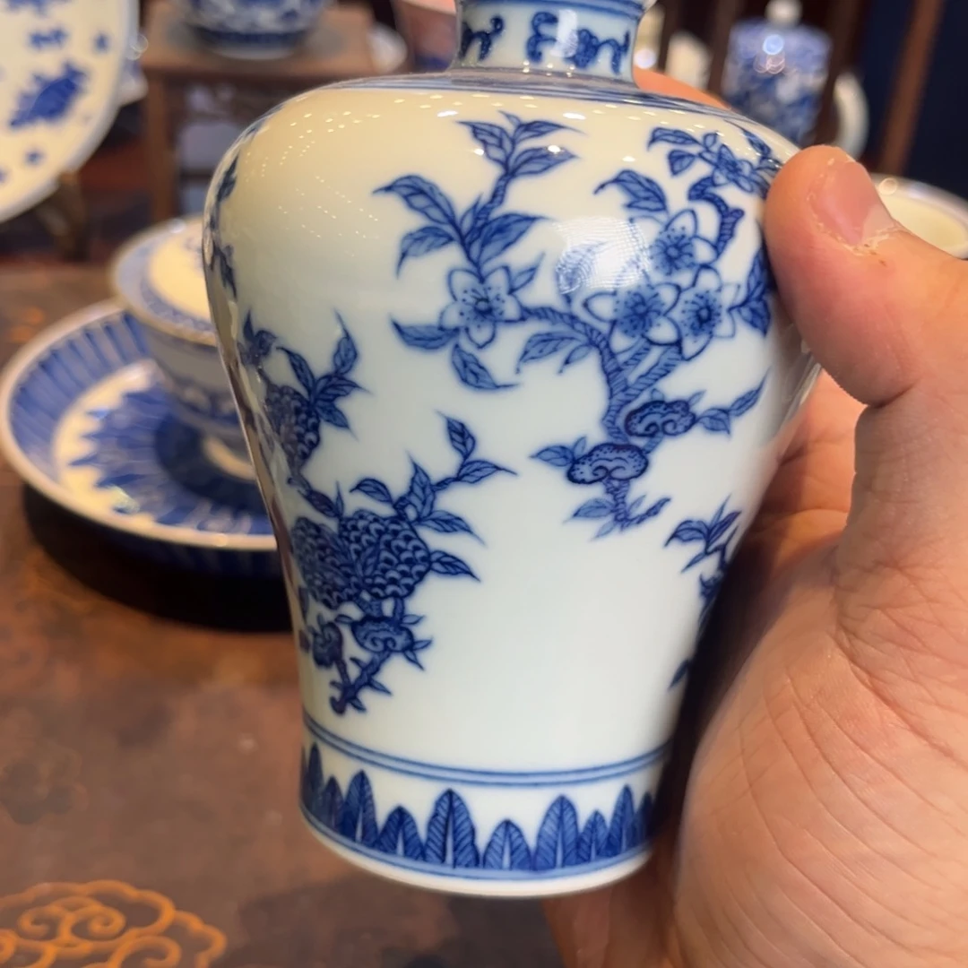 S***青花三多梅瓶一只