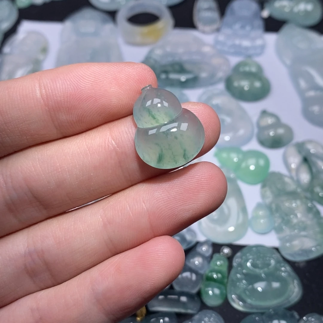 翡翠未镶嵌颈饰葫芦