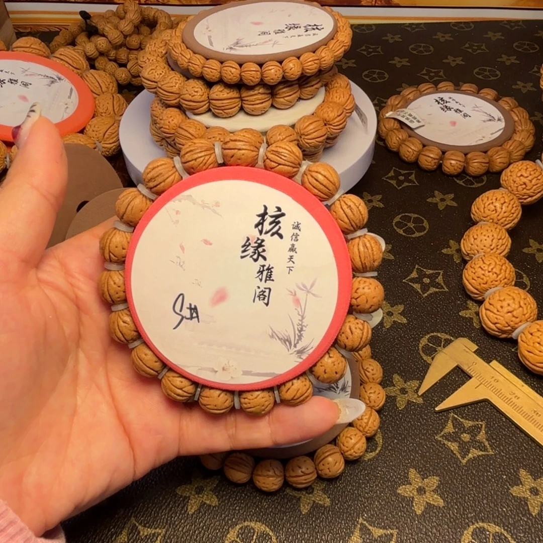 张***闹手串桃核8号链接。