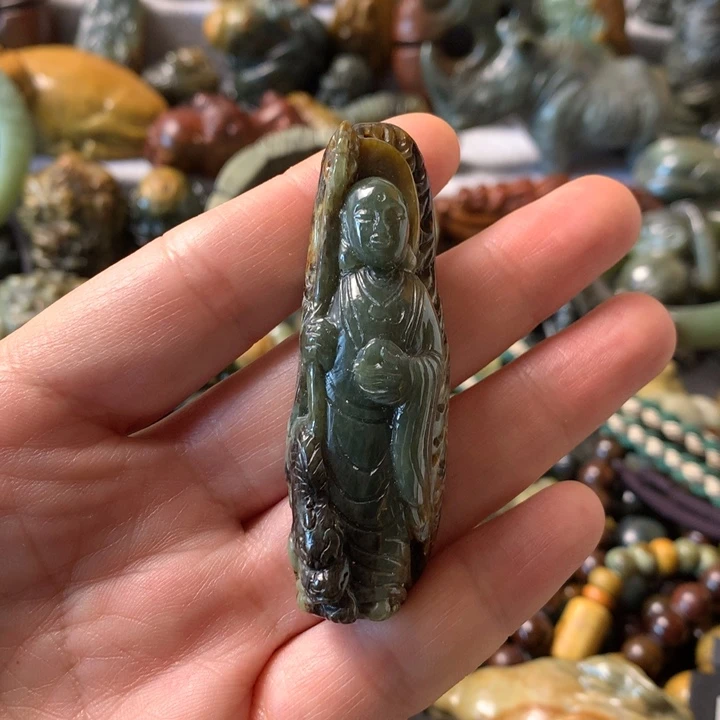 未镶嵌岫岩河磨玉（透闪石质玉）把件