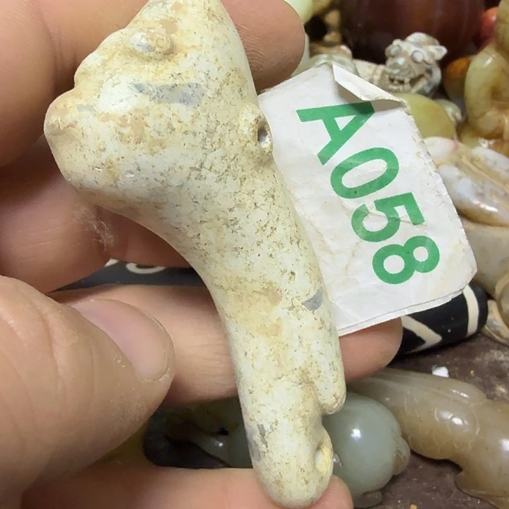 透闪石-蛇纹石玉未镶嵌颈饰